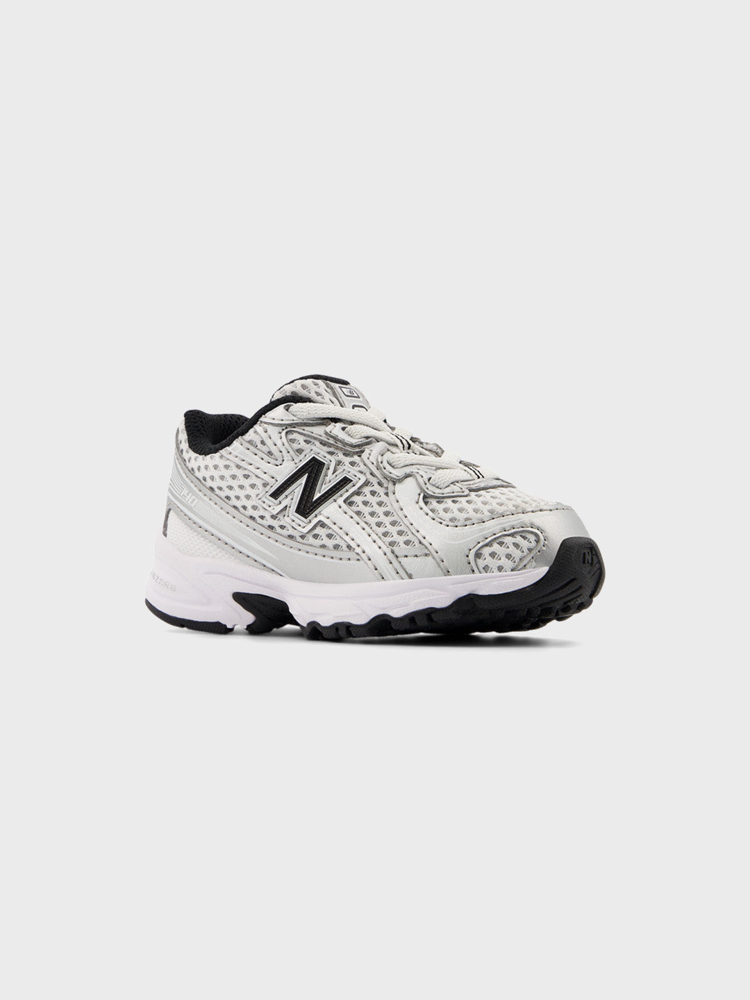 Schuin vooraanzicht van de New Balance 740 kinderschoenen in Silver Metallic