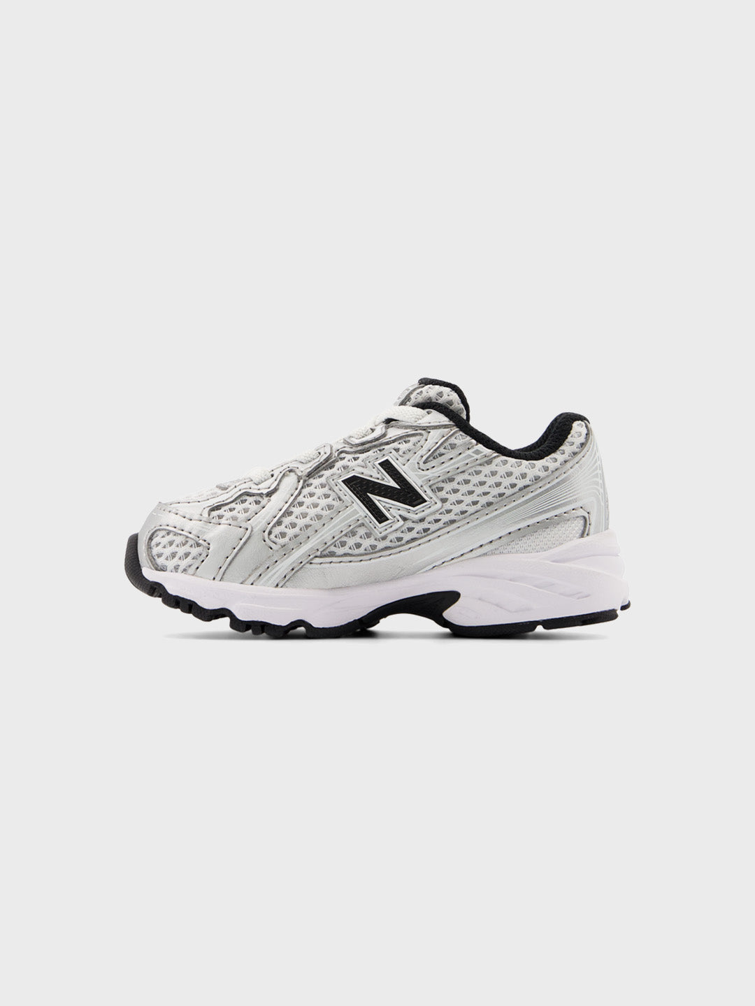 Binnenzijde van de New Balance kinderschoenen met zwart logo
