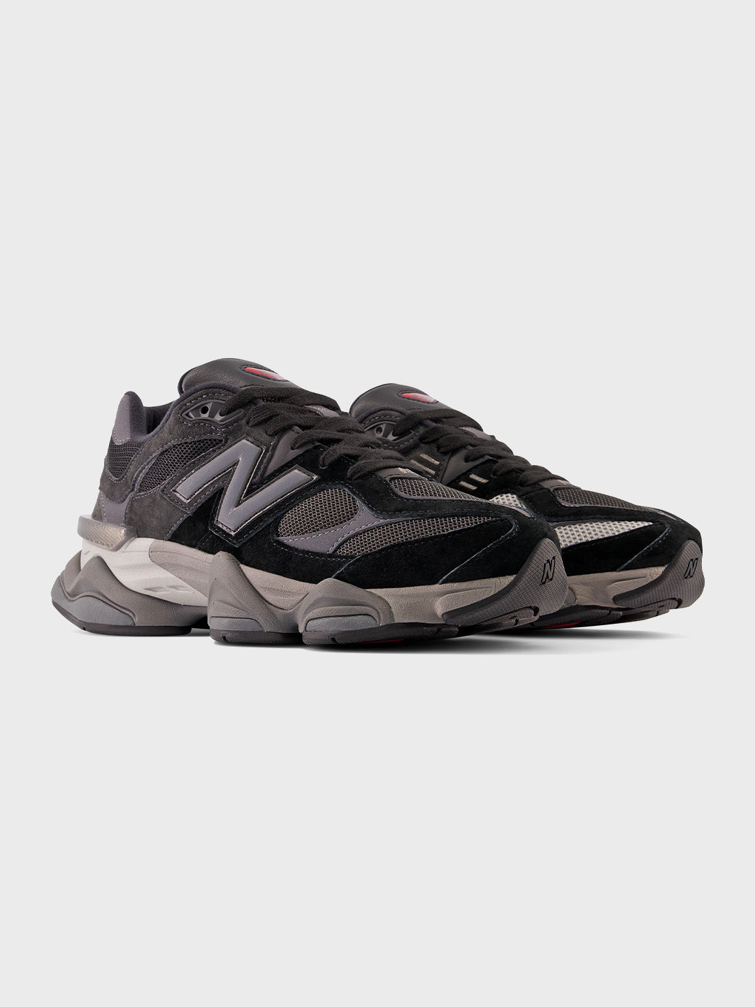 Schuin vooraanzicht van een paar New Balance 9060 sneakers in zwart/grijs
