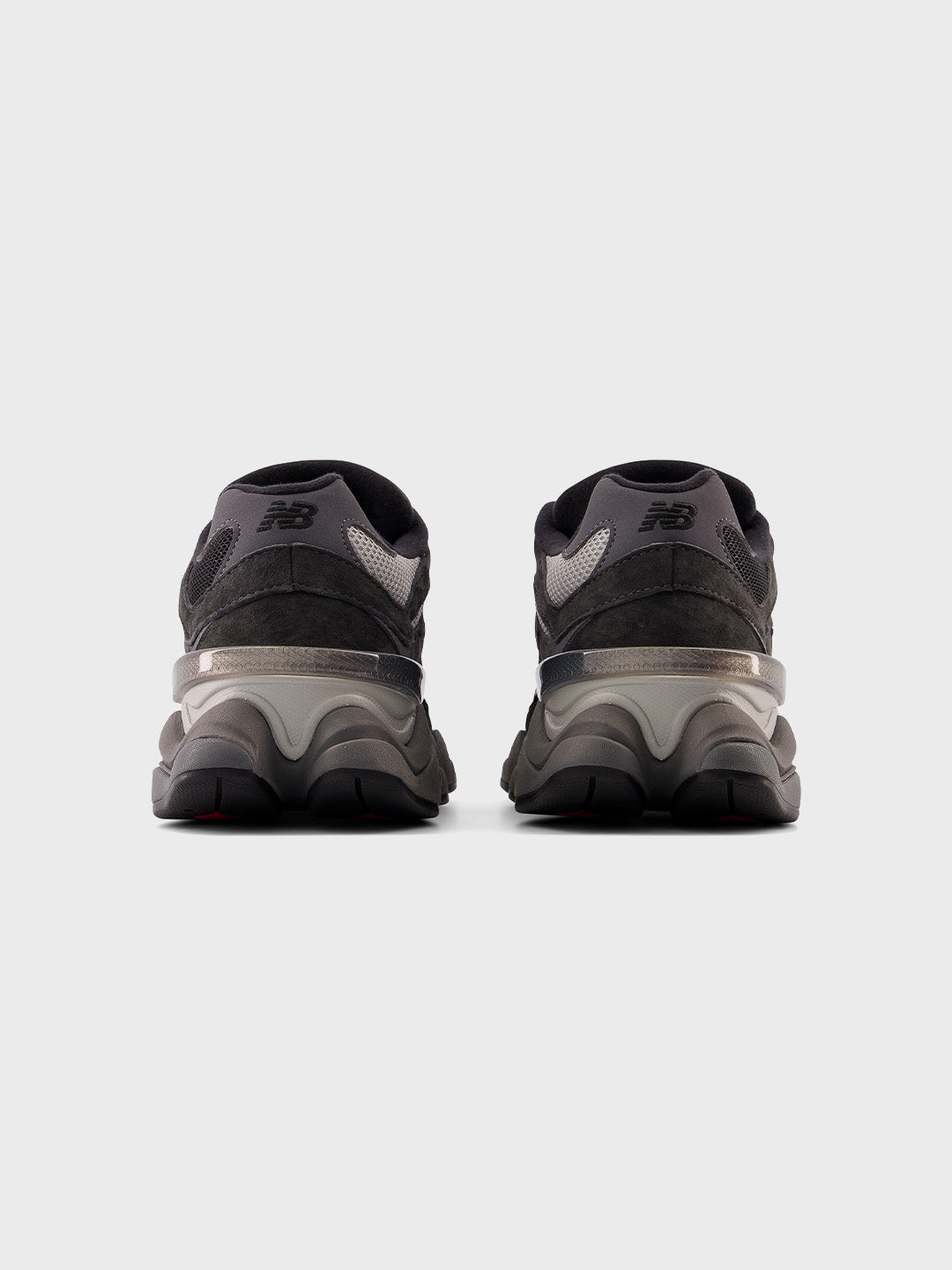 Achteraanzicht van een paar New Balance 9060 sneakers