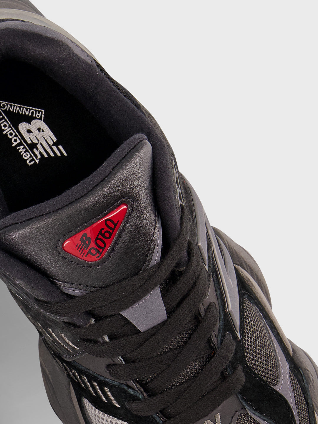 Detailshot van de bovenkant met mesh en suède overlays
