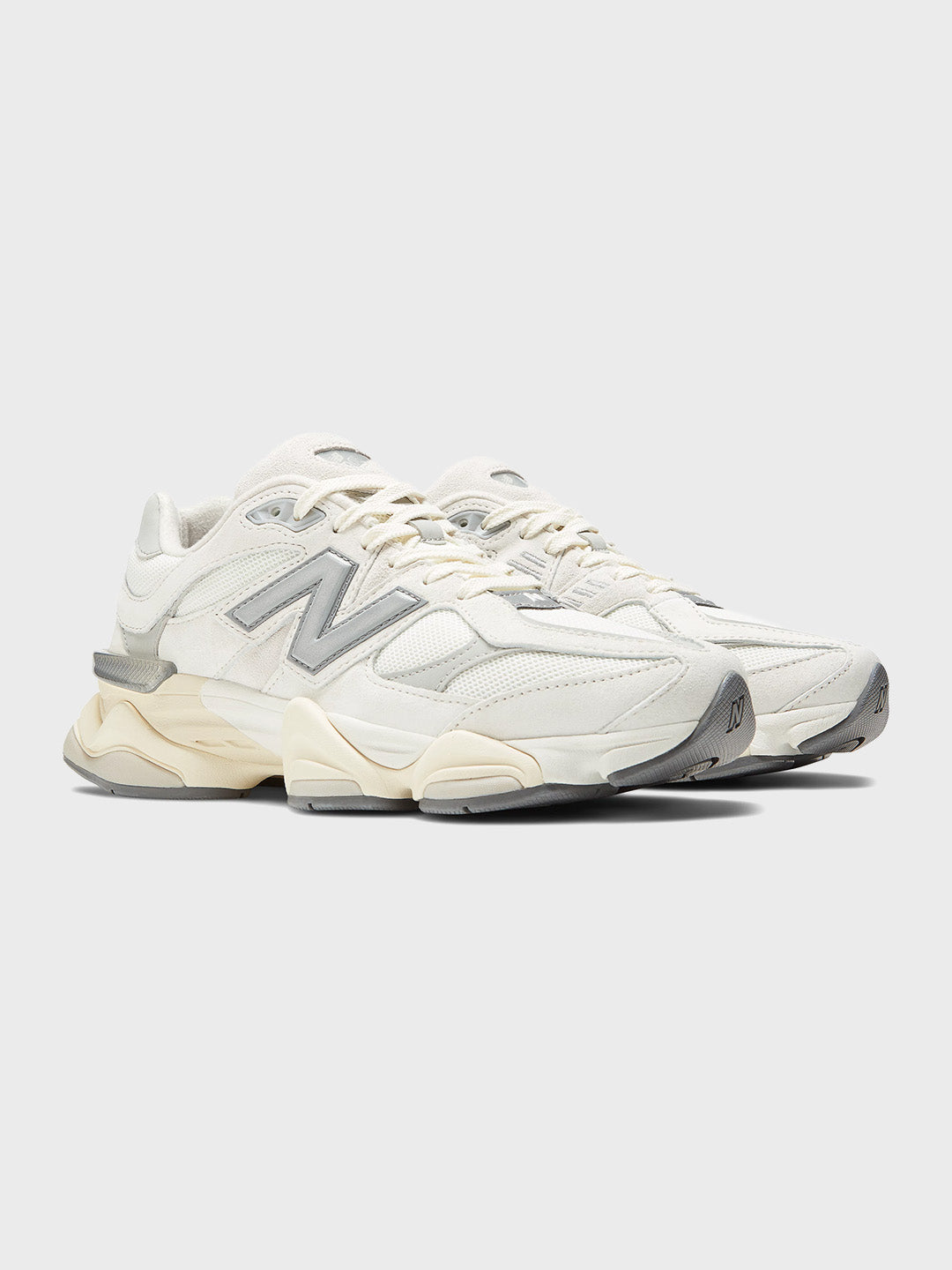 Schuin vooraanzicht van het paar 9060 sneakers