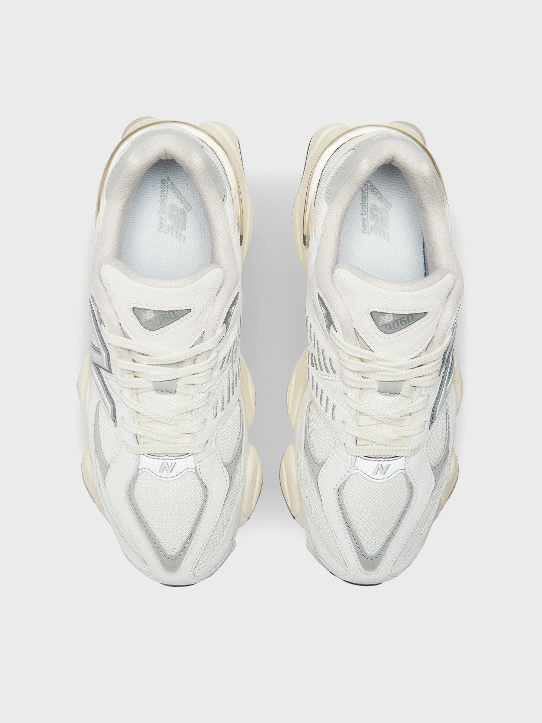 Bovenaanzicht van de 9060 sneakers met off-white details