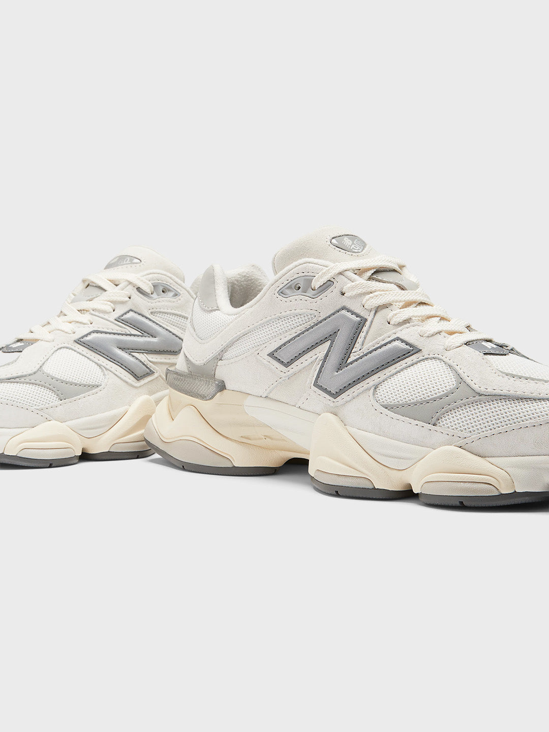 Detail van het New Balance ‘N’ logo op de zijkant