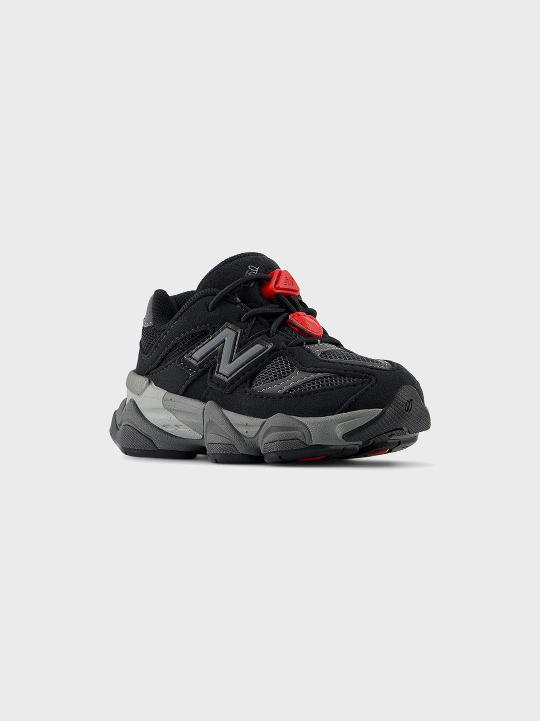 Schuin vooraanzicht van de NB 9060 kindersneaker in Black/Castlerock