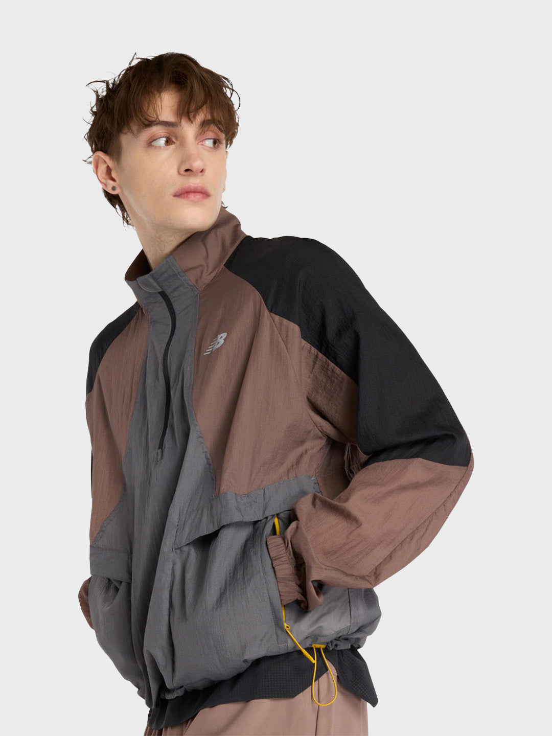 Schuin zijaanzicht van de Better Run Jacket met anorak design