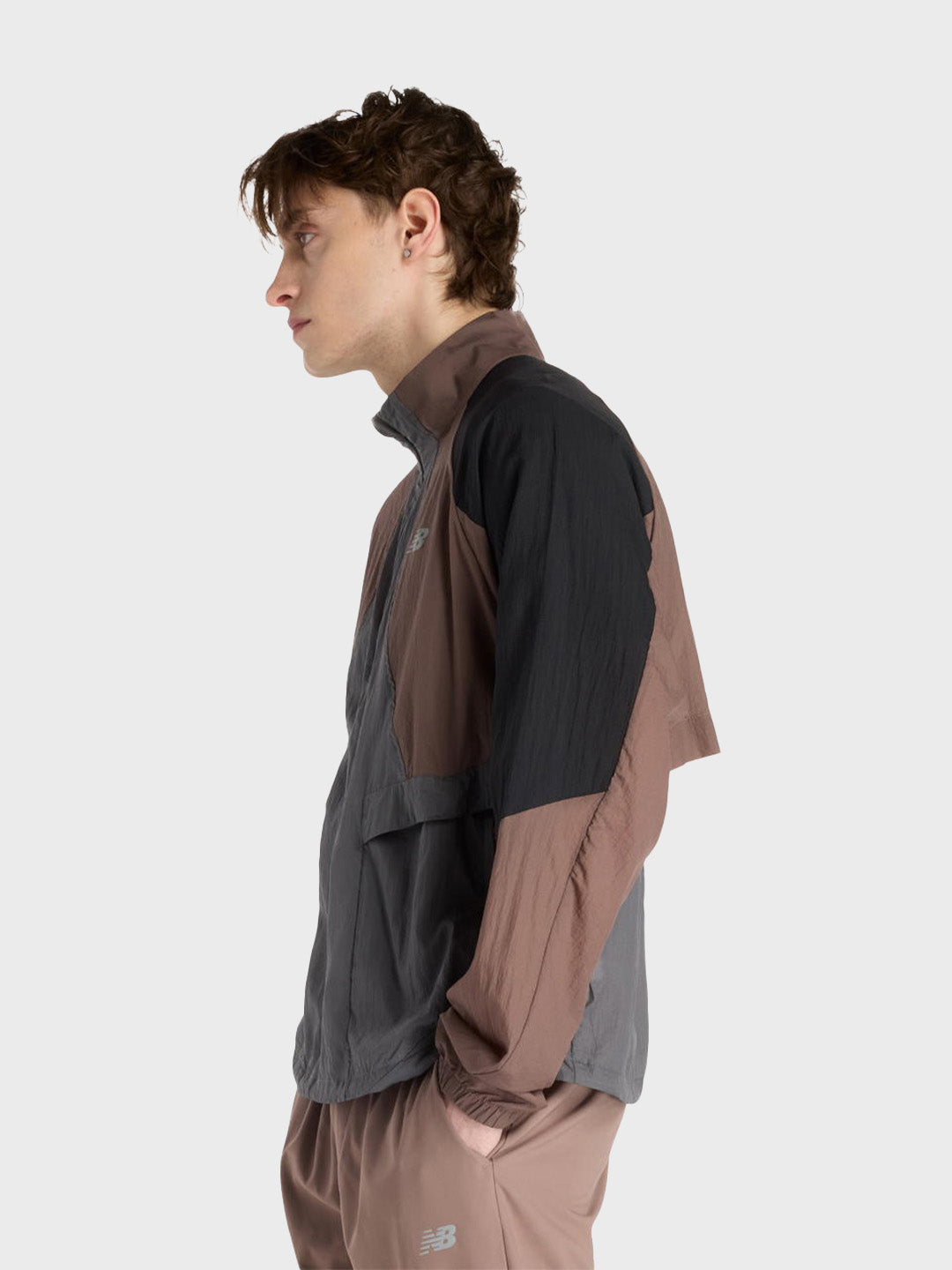 Zijaanzicht van het model met de Better Run Jacket