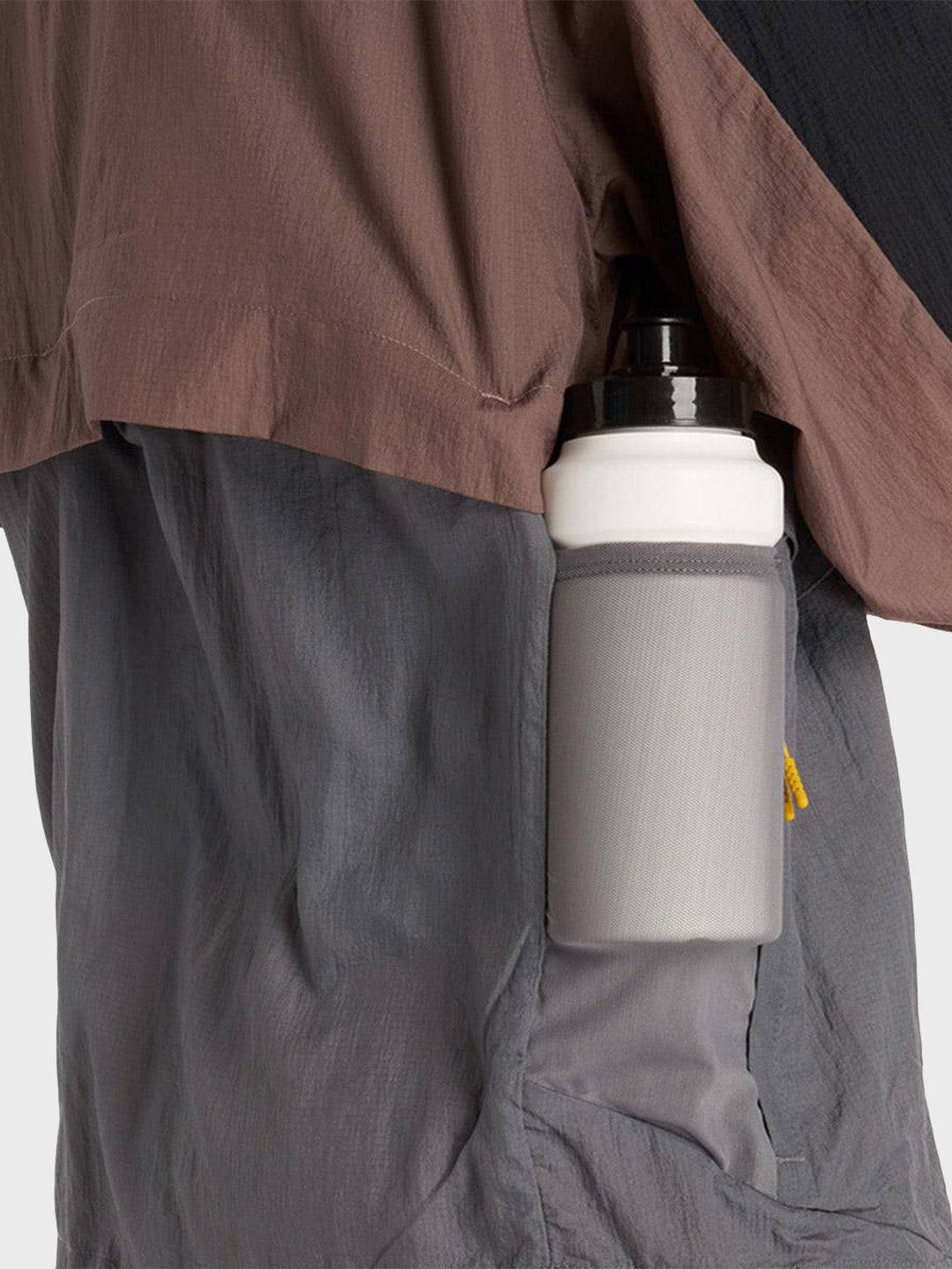 Detail van de zijzak voor bidon op de Better Run Jacket