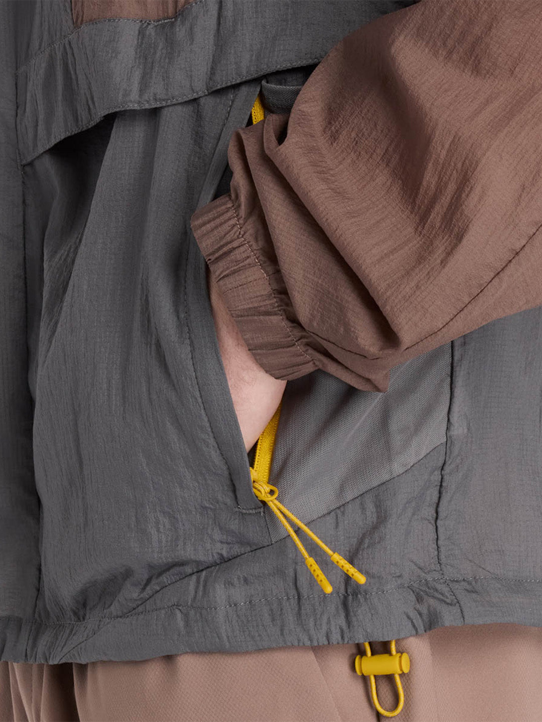 Detail van zak met rits van de New Balance Better Run Jacket