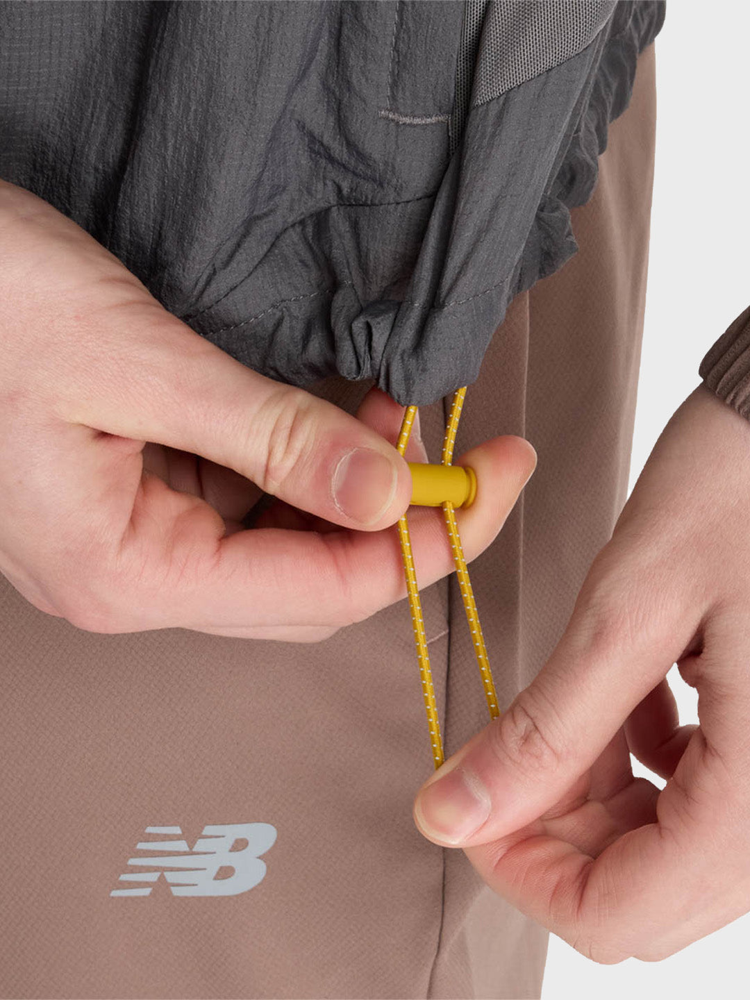 Detail van het trekkoord aan de onderkant van de Better Run Jacket