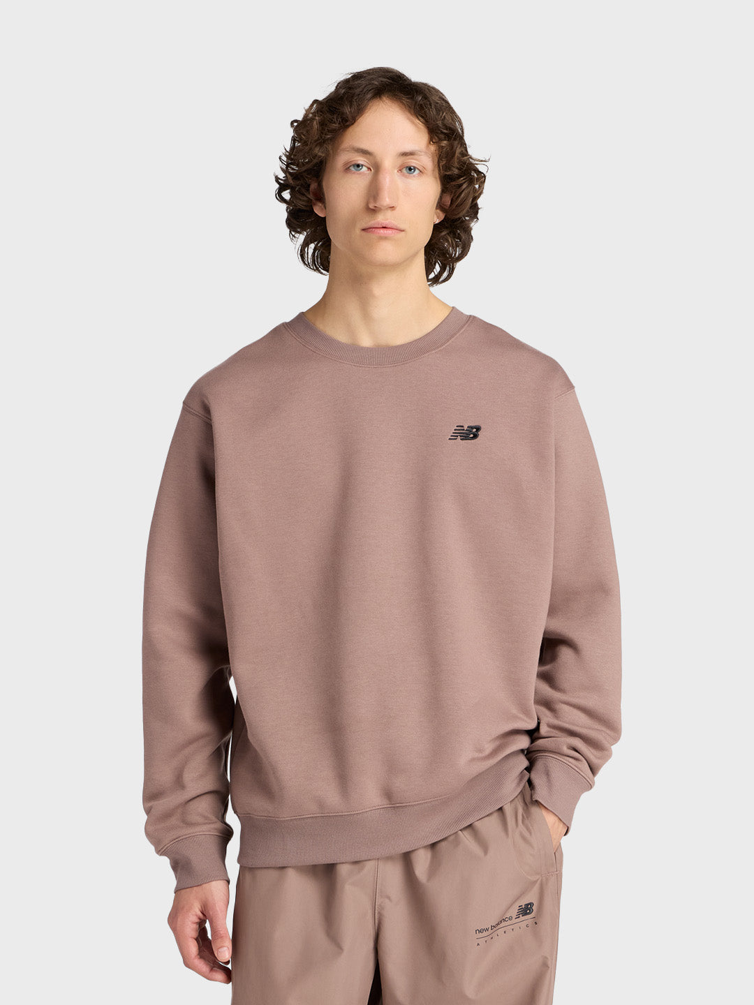 Man draagt de Earth Shadow New Balance crewneck, recht van voren
