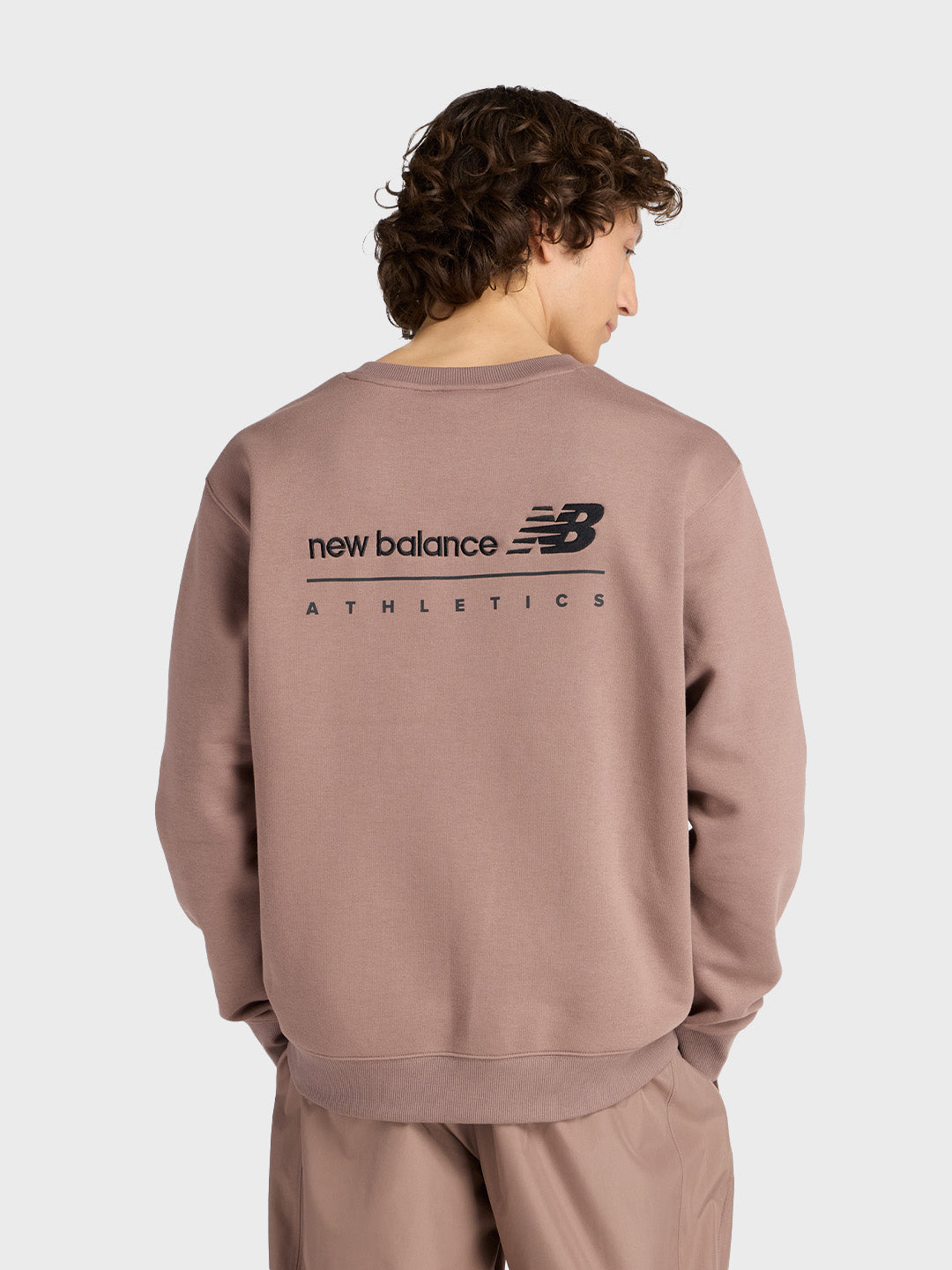 New Balance sweater van achteren met geborduurde graphic zichtbaar