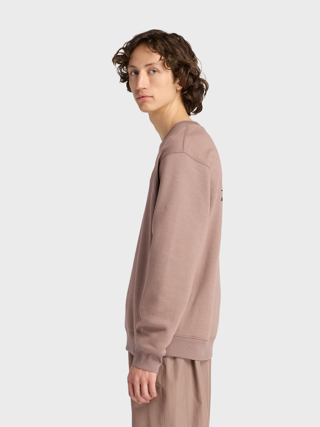 Zijaanzicht van de trui met relaxed fit