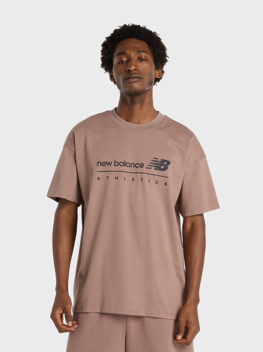 Model draagt bruin New Balance t-shirt met zwarte graphic