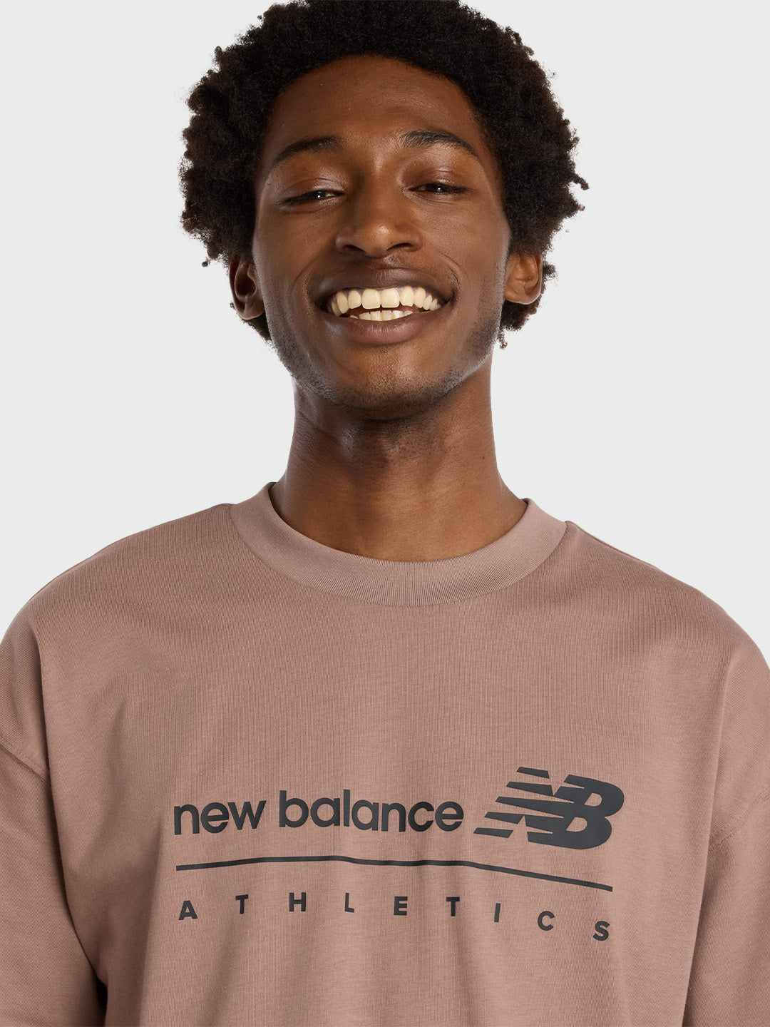 Ingezoomd beeld van de zwarte New Balance-print op de borst