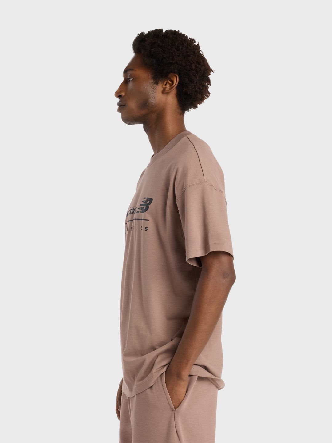 Zijaanzicht van New Balance t-shirt met comfortabele fit