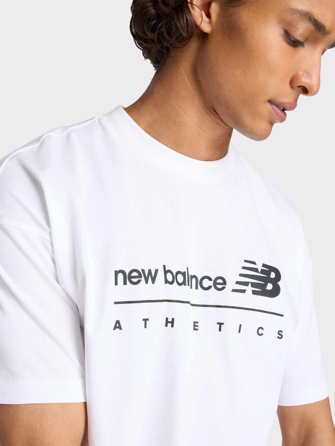 Ingezoomd beeld van de zwarte New Balance-print op de borst