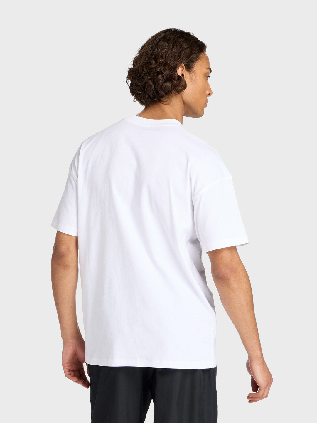 Achterkant van het witte New Balance t-shirt