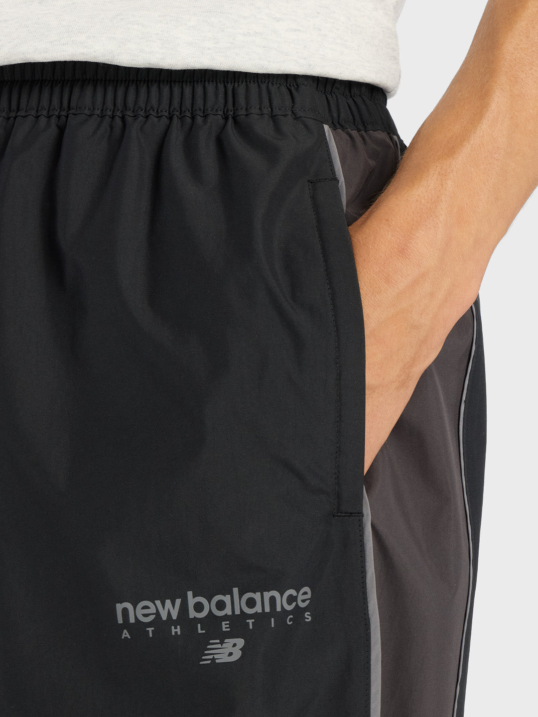 New Balance Trackside Pants Black close-up graphic en steekzak