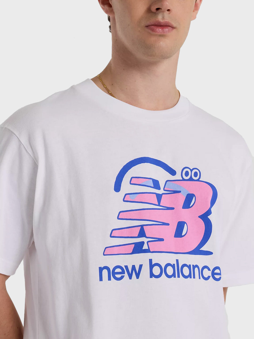Close-up graphic op New Balance t-shirt wit