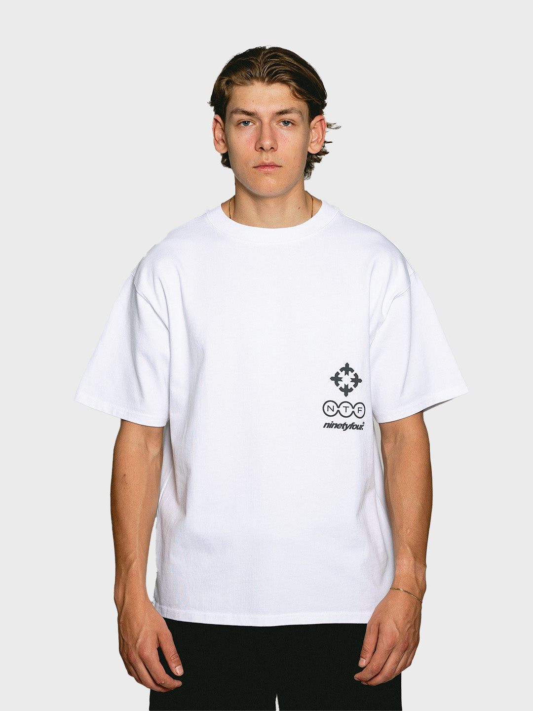 Model voorkant Ninetyfour FBF Chalk T-Shirt White met Ninetyfour-logo op borst
