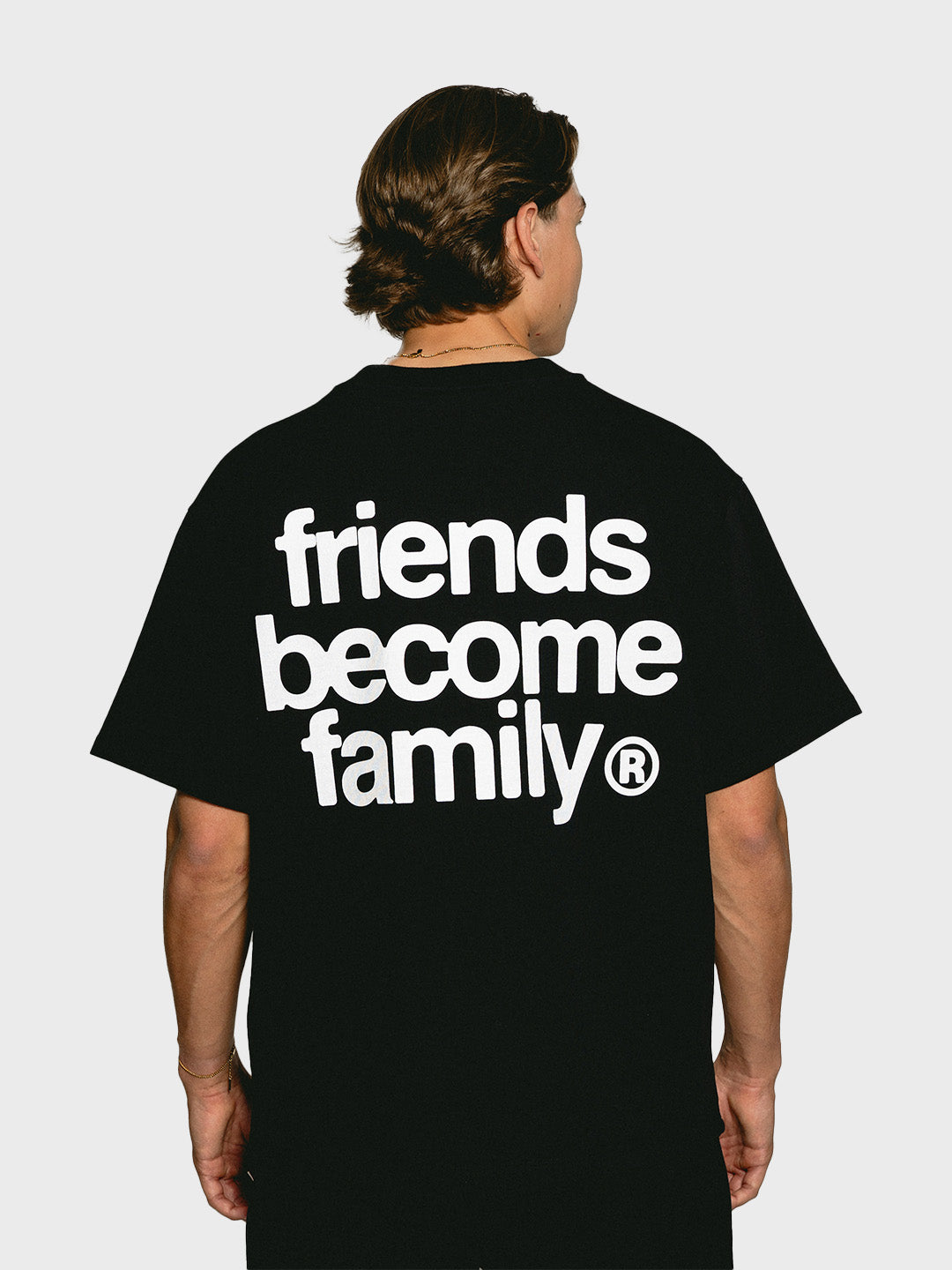 Model achterkant Ninetyfour FBF Obscura T-Shirt Black met witte Friends Become Family print
