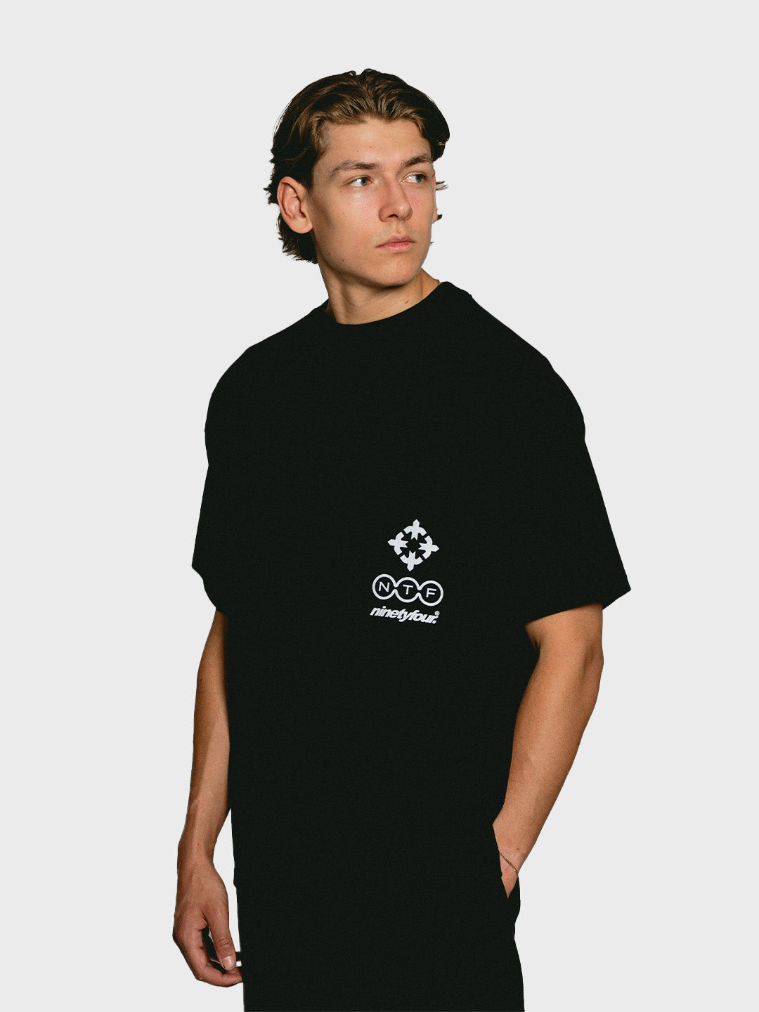 Model voorkant Ninetyfour FBF Obscura T-Shirt Black met Ninetyfour-logo op borst