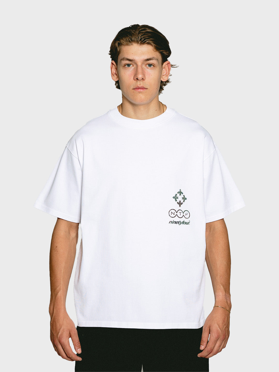 Model voorkant Ninetyfour FBF Tierra T-Shirt White met Ninetyfour-logo op borst