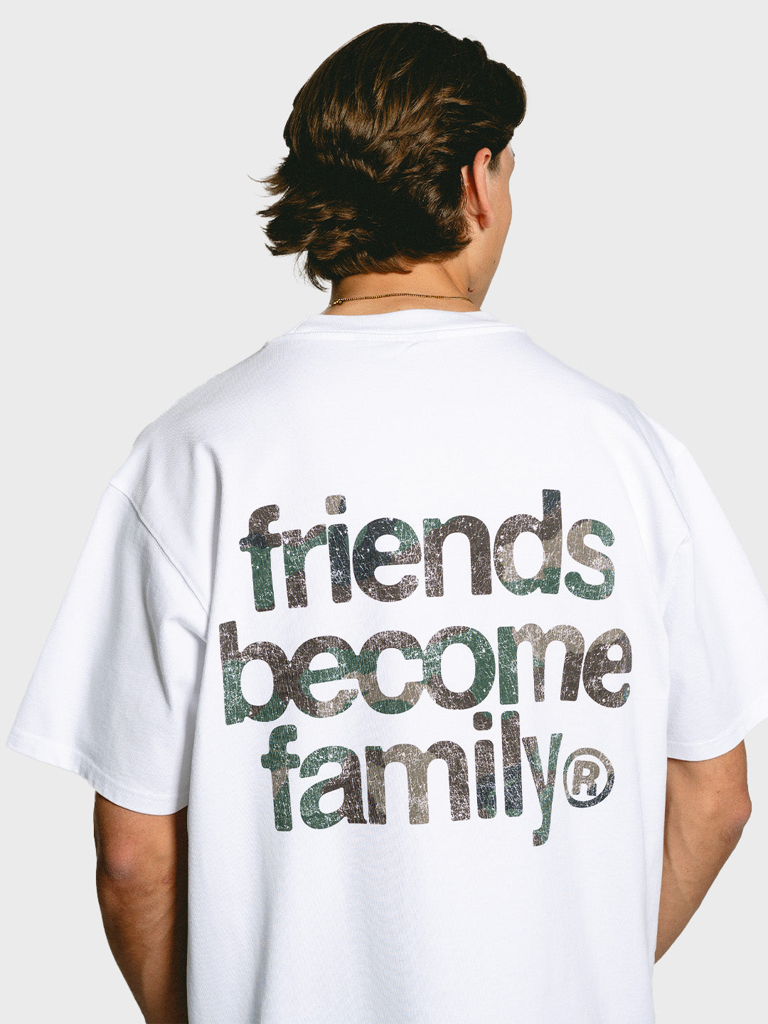 Close-up rug Ninetyfour FBF Tierra T-Shirt White met Friends Become Family graphic in groen camo