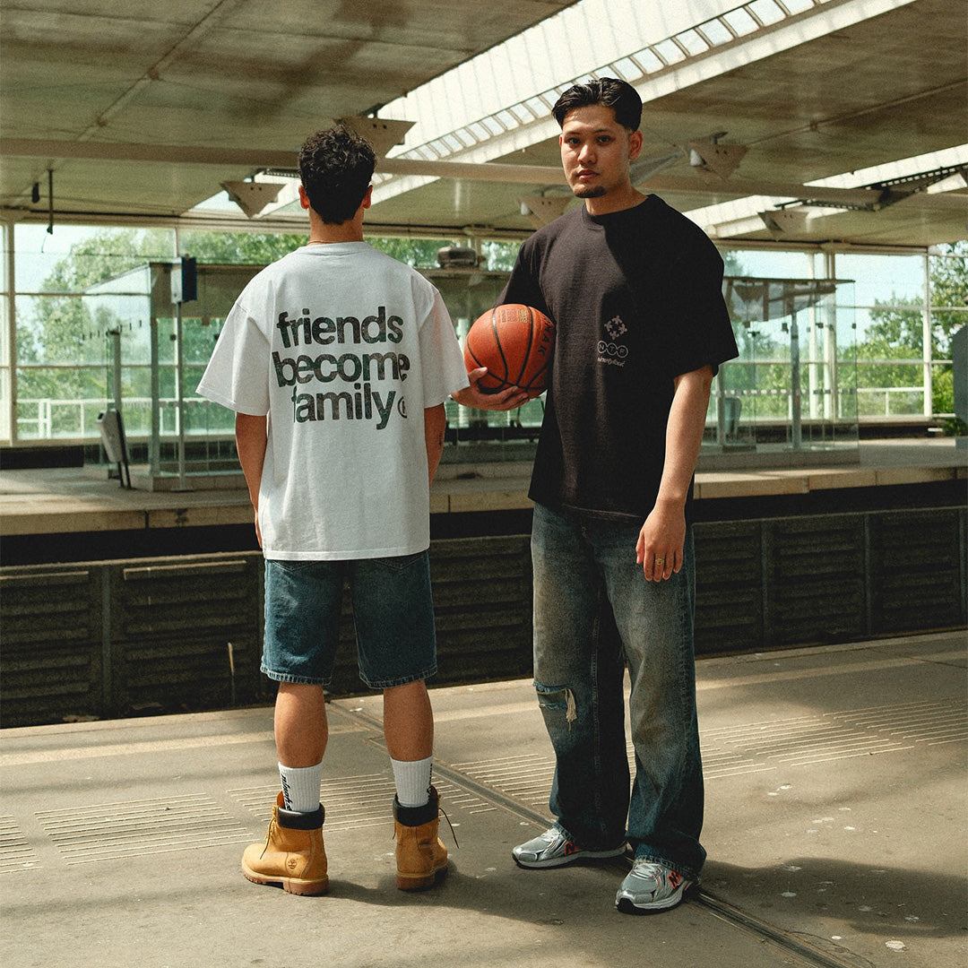Ninetyfour Friends Become Family T-Shirts | Shop nu bij Reloadstore