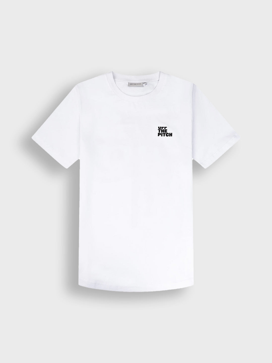 Voorkant van wit Off The Pitch shirt met borstlogo