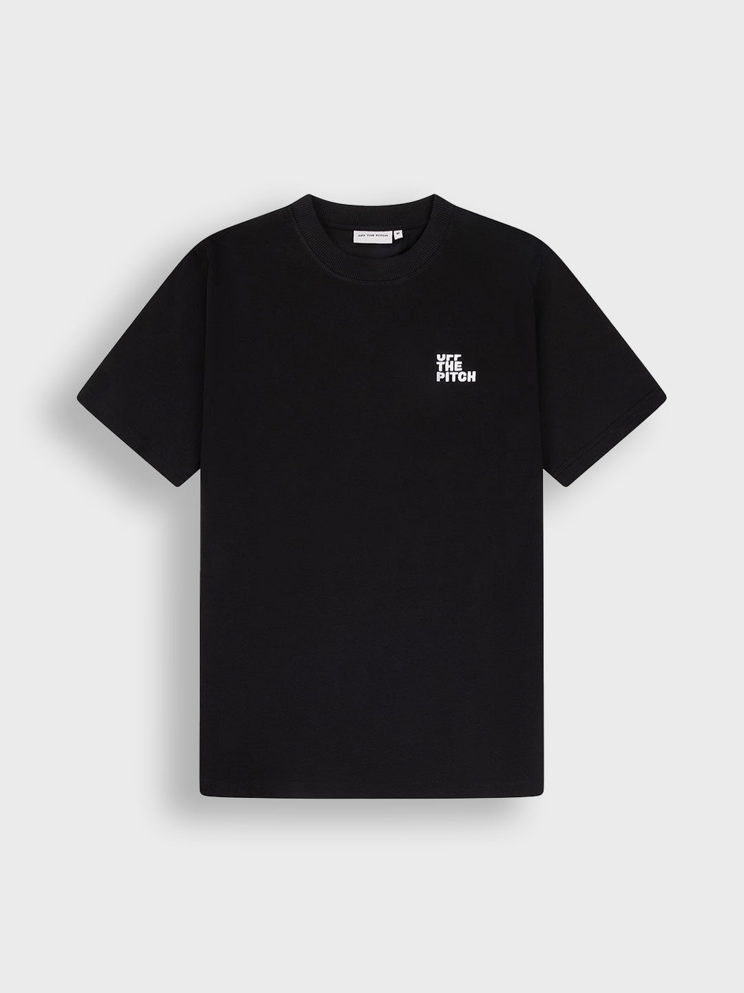 Voorkant van het zwarte Off The Pitch Blast T-Shirt met borstlogo
