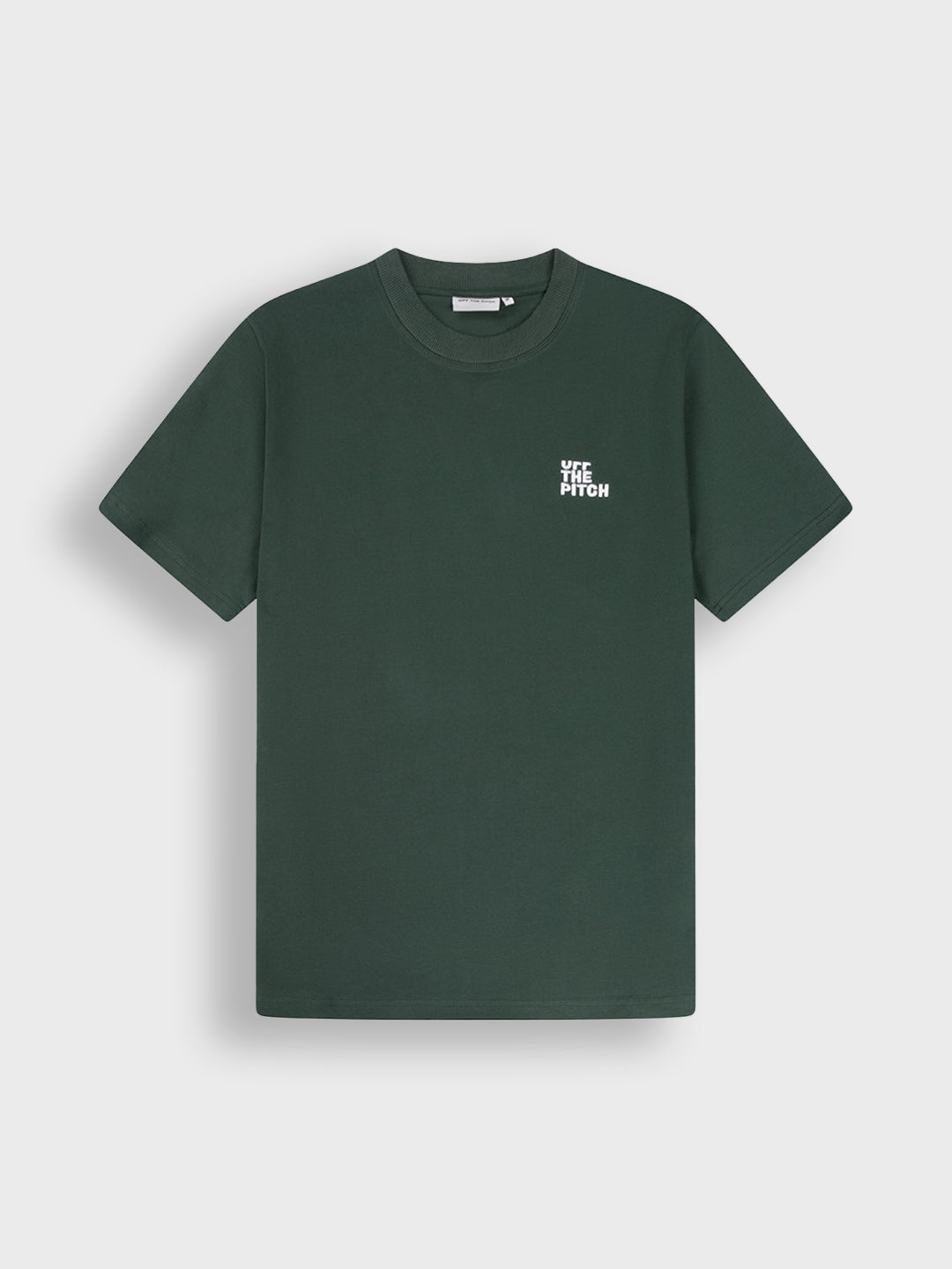 Voorkant van het Off The Pitch Blast T-Shirt in groen met subtiel borstlogo