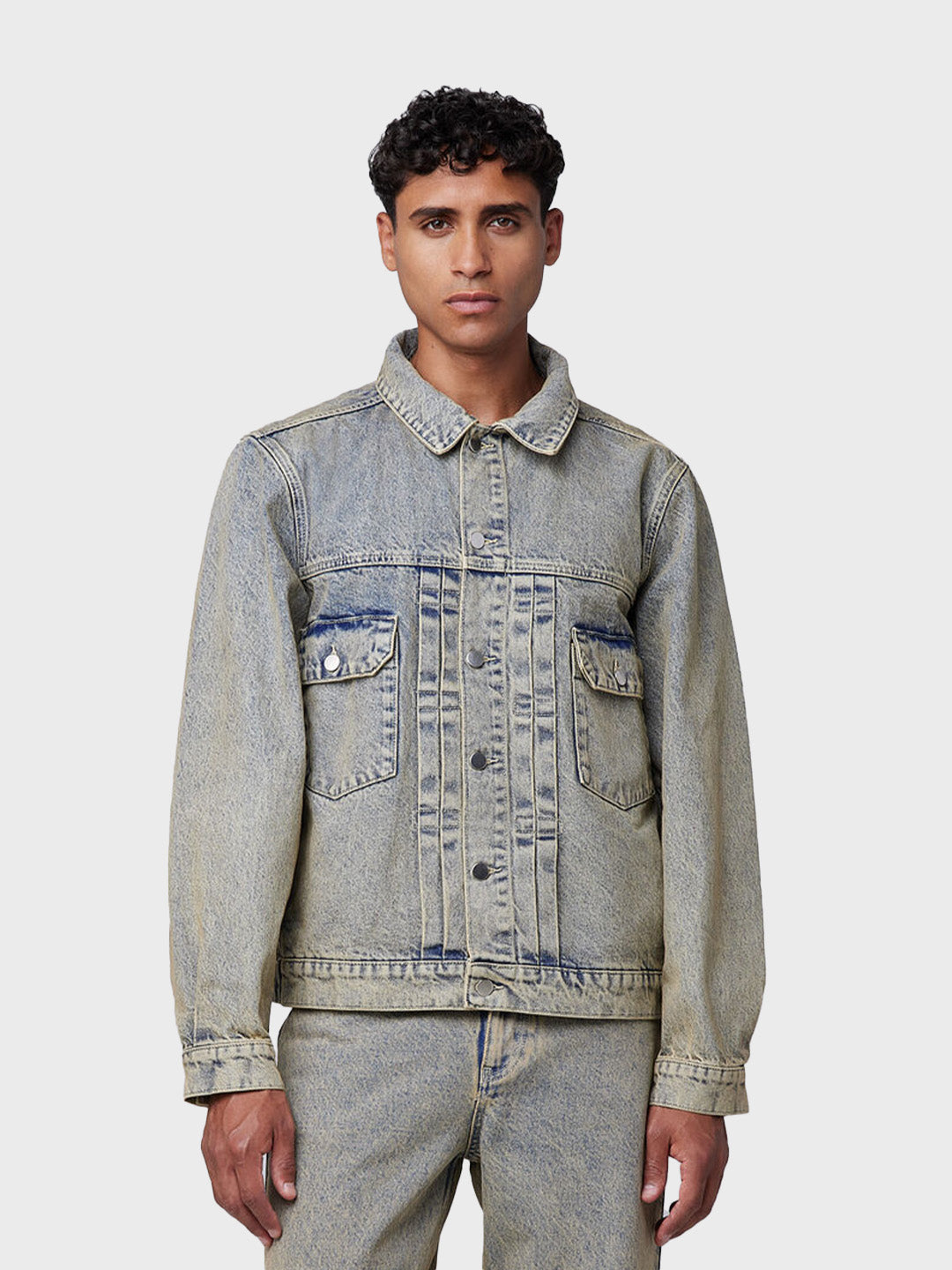 Off The Pitch Bullet Denim Jacket Sand model voorkant