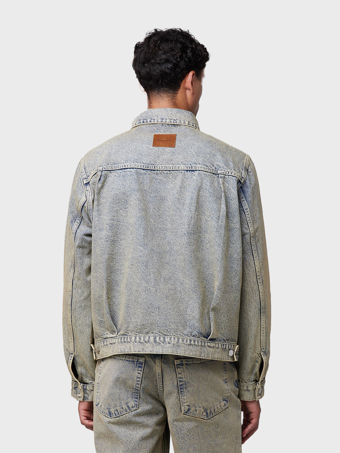 Off The Pitch Bullet Denim Jacket Sand model achterkant