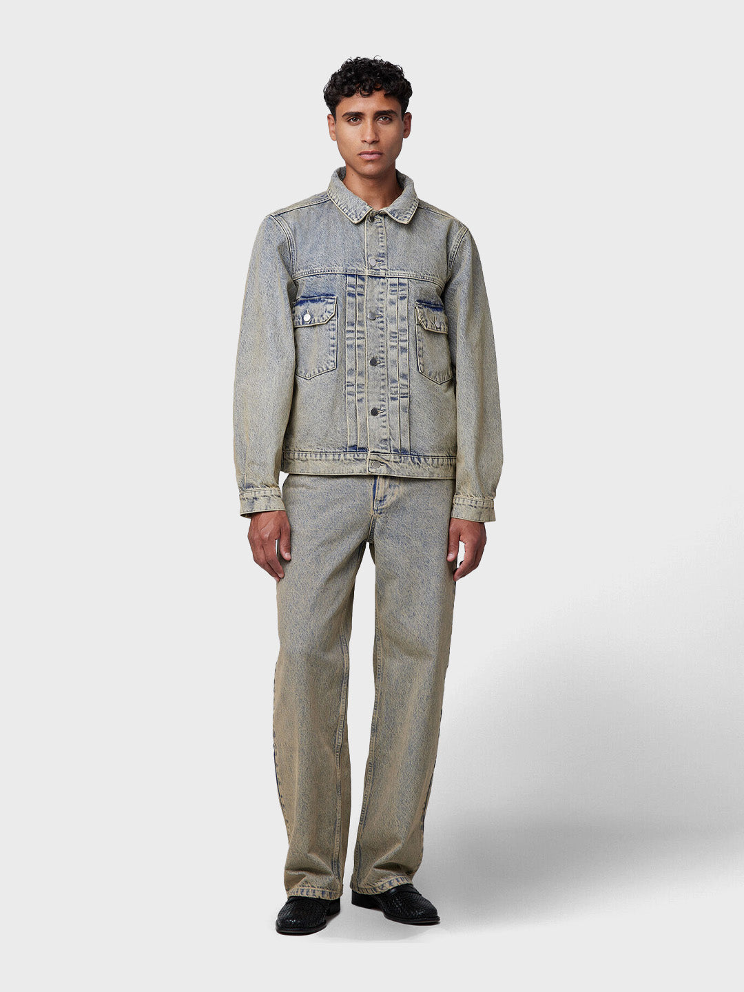 Off The Pitch Bullet Denim Jacket Sand full outfit met jeans