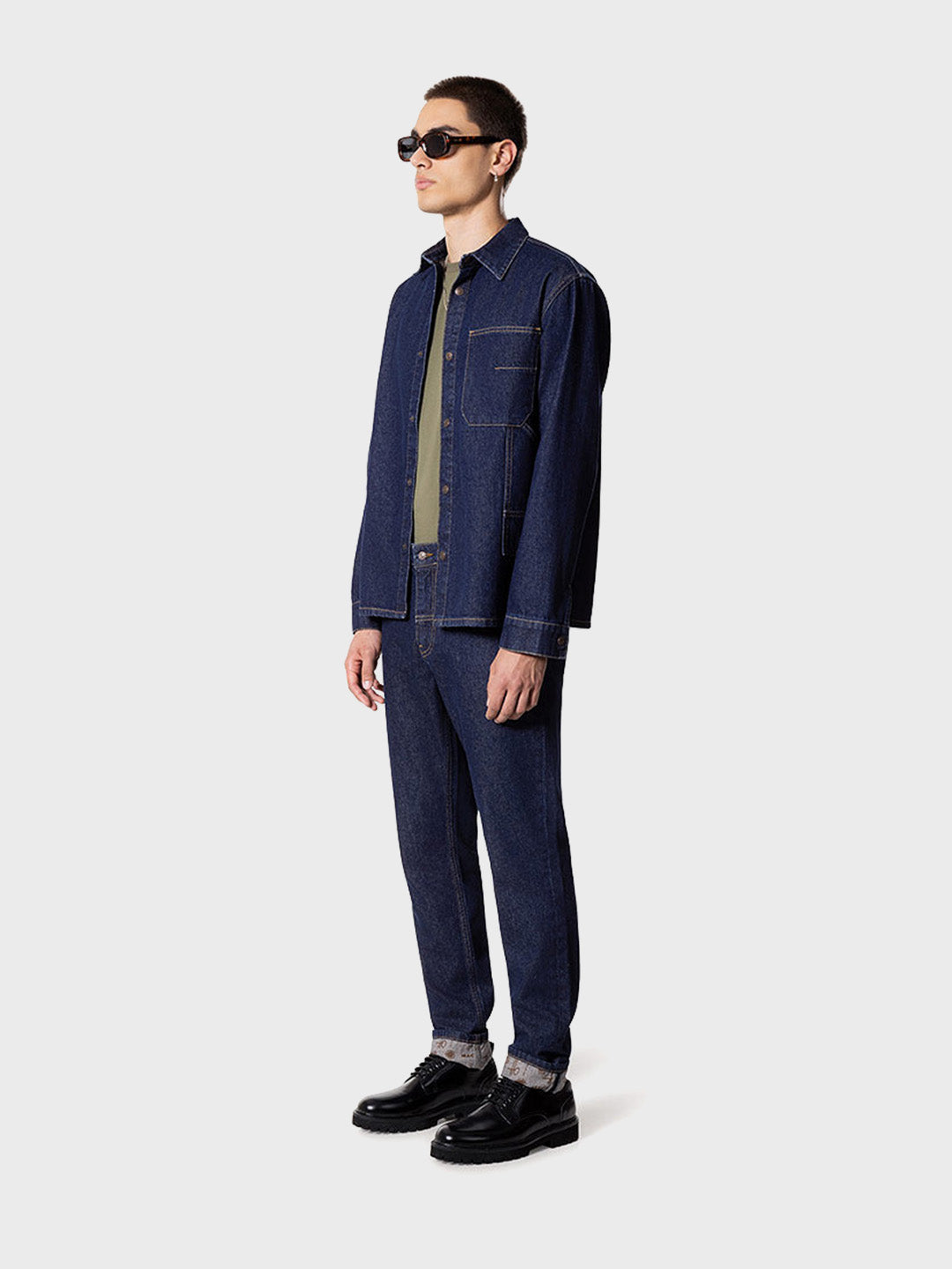 Zijaanzicht volledige outfit met Off The Pitch Denim Shirt – model met jeans