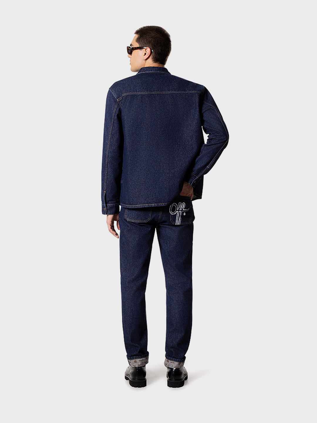 Achteraanzicht outfit met Off The Pitch Denim Shirt en denim broek – streetwear look