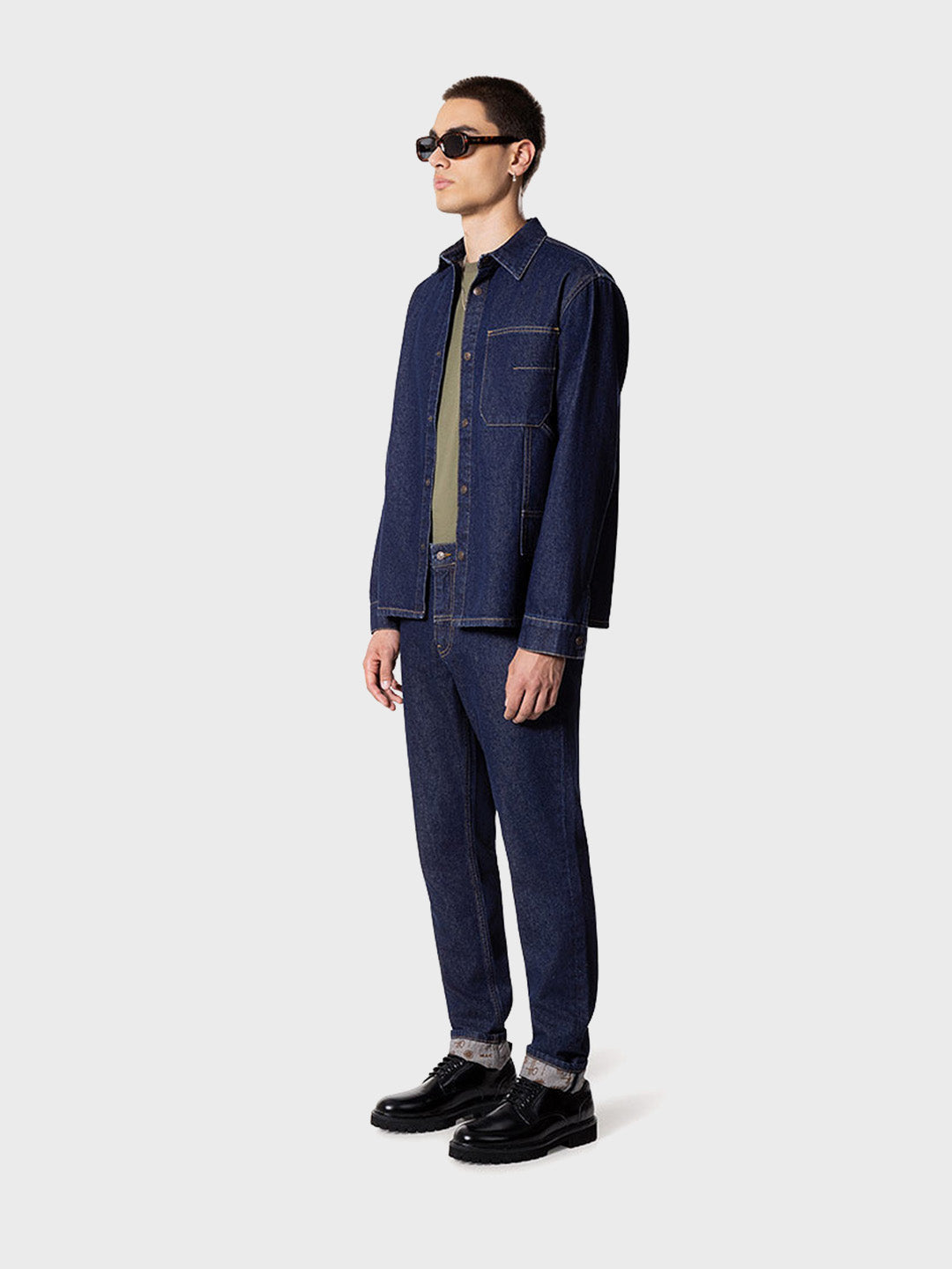 Model draagt jeans met bijpassend overshirt – schuin aanzicht, complete set