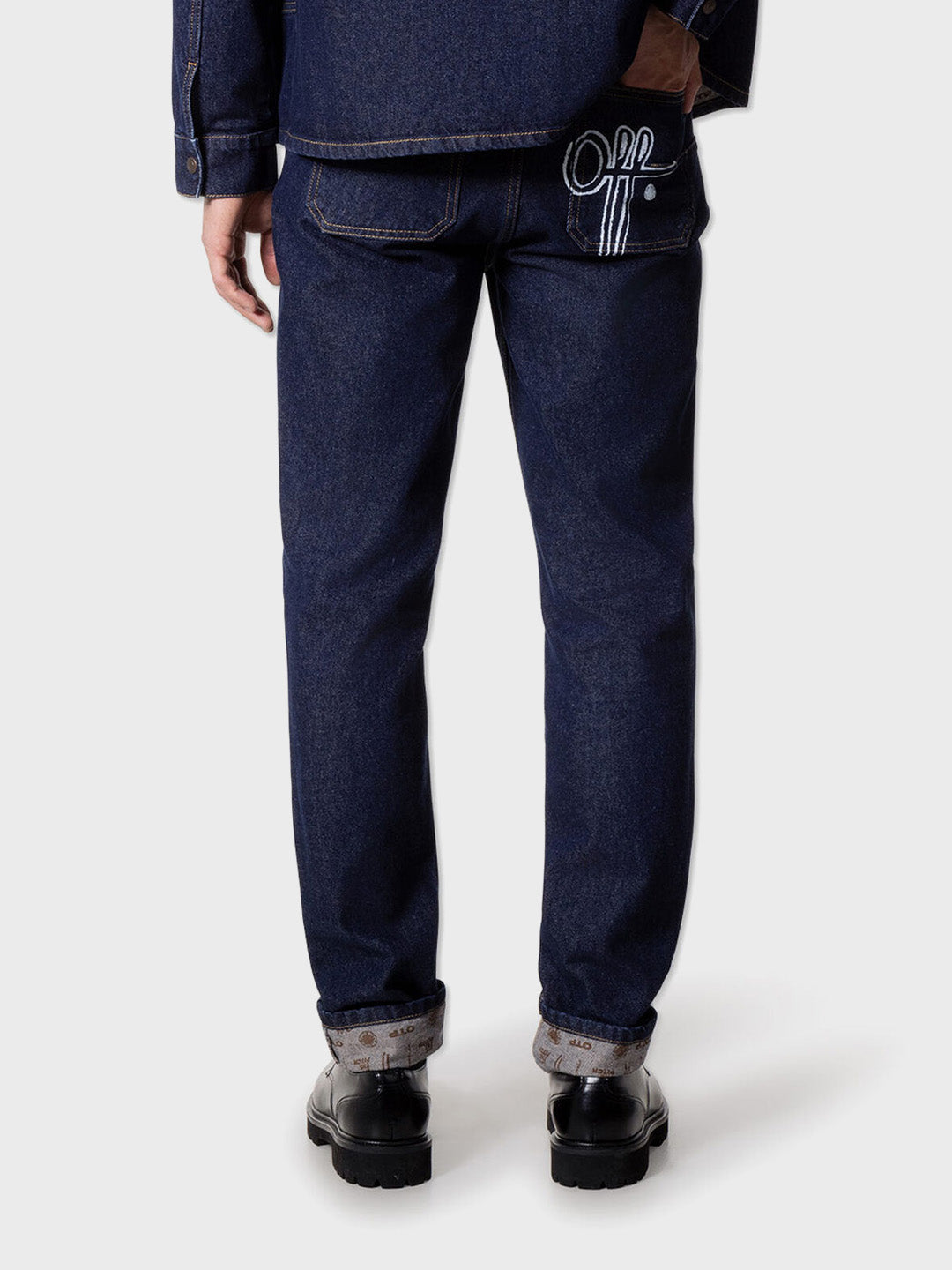 Model met OTP Double Faced Jeans – achteraanzicht met zichtbare branding