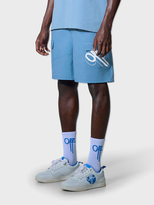 Model draagt blauwe Off The Pitch Element Shorts met cargozakken