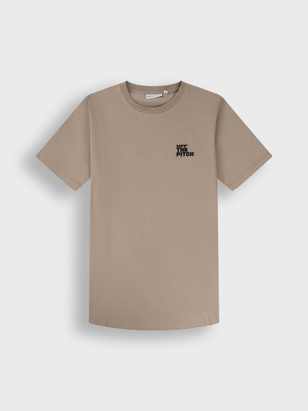 Voorkant van sandkleurig OTP shirt met subtiel borstlogo