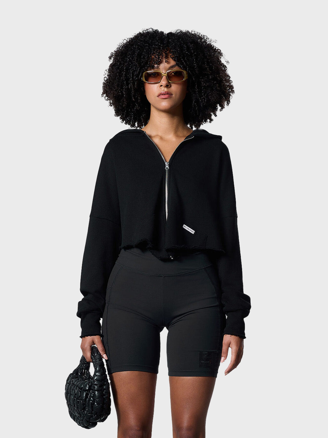 Model draagt OTP Frayed Cropped Hoodie in zwart – vooraanzicht