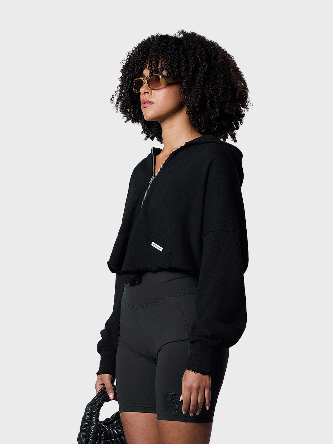 Cropped hoodie van Off The Pitch in black – schuin vooraanzicht