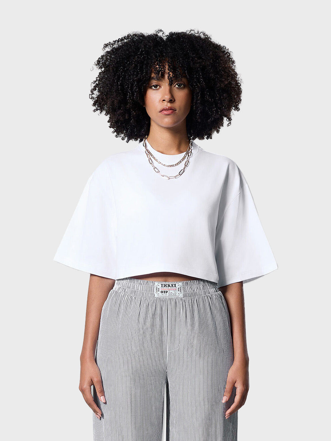 Model draagt Off The Pitch Lana Cropped Tee | White – vooraanzicht