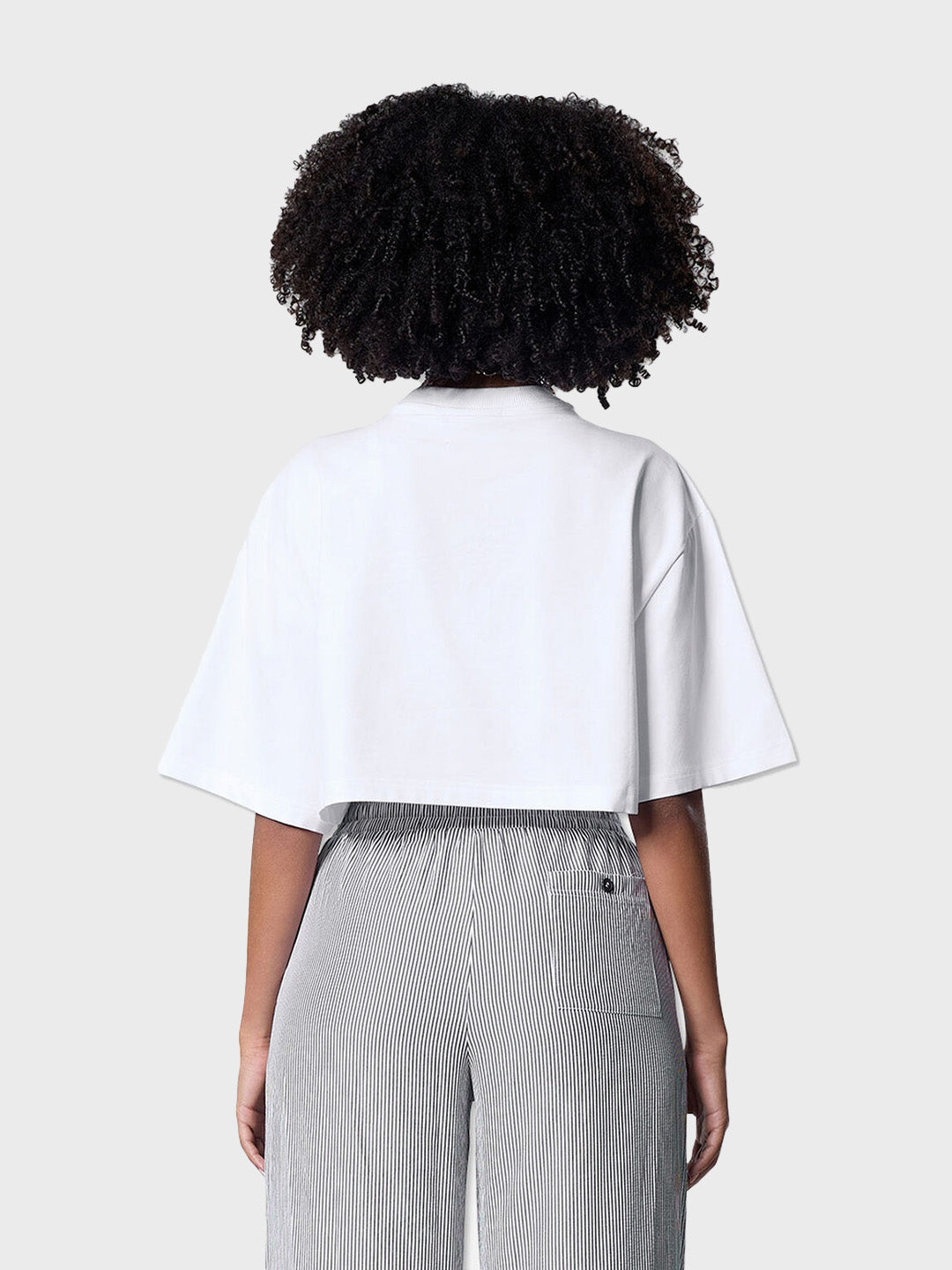 Model draagt Off The Pitch Lana Cropped Tee | White – achterkant