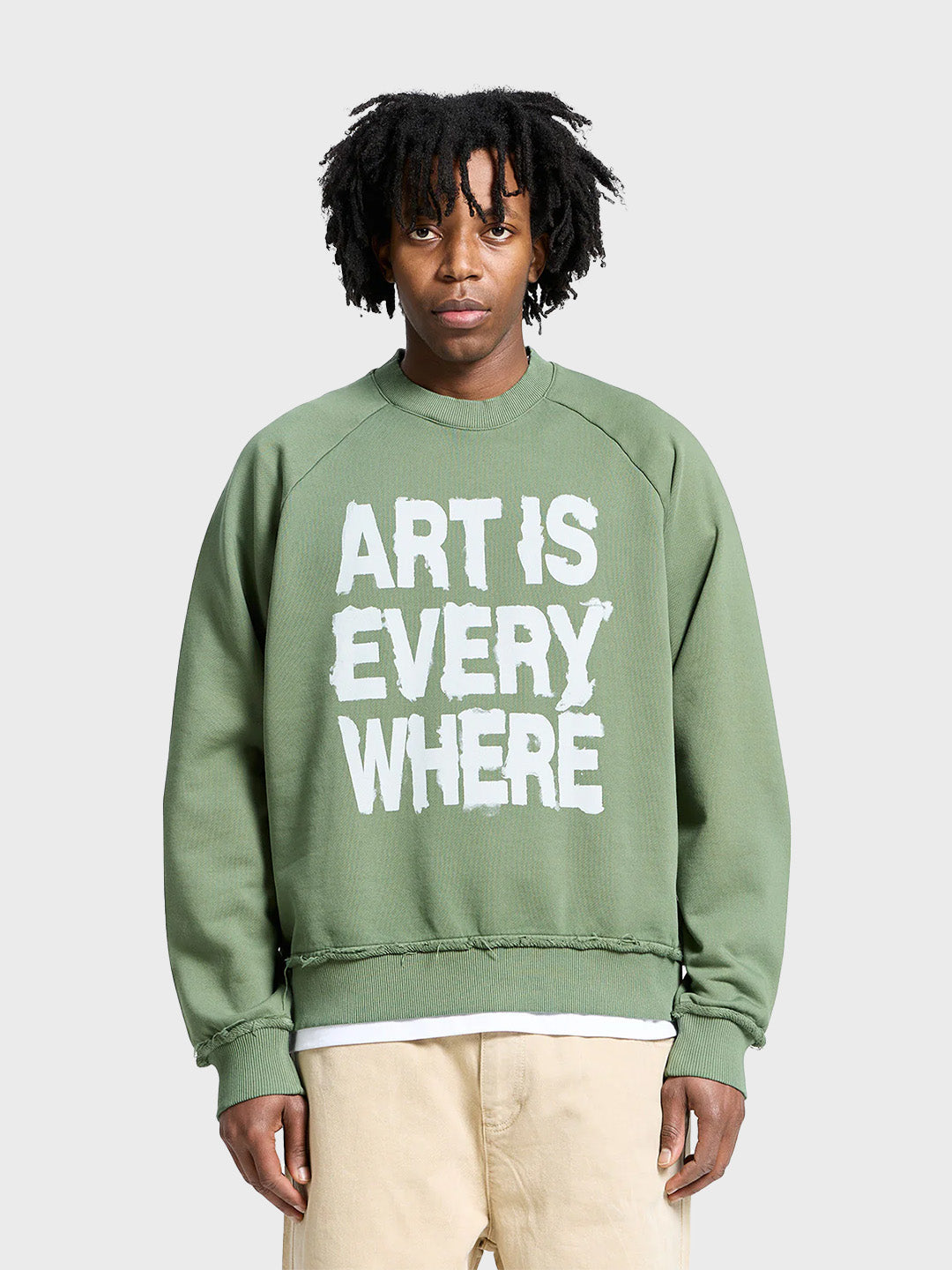 Reternity Art Is Everywhere Crewneck Green – model front view met geschilderde tekst