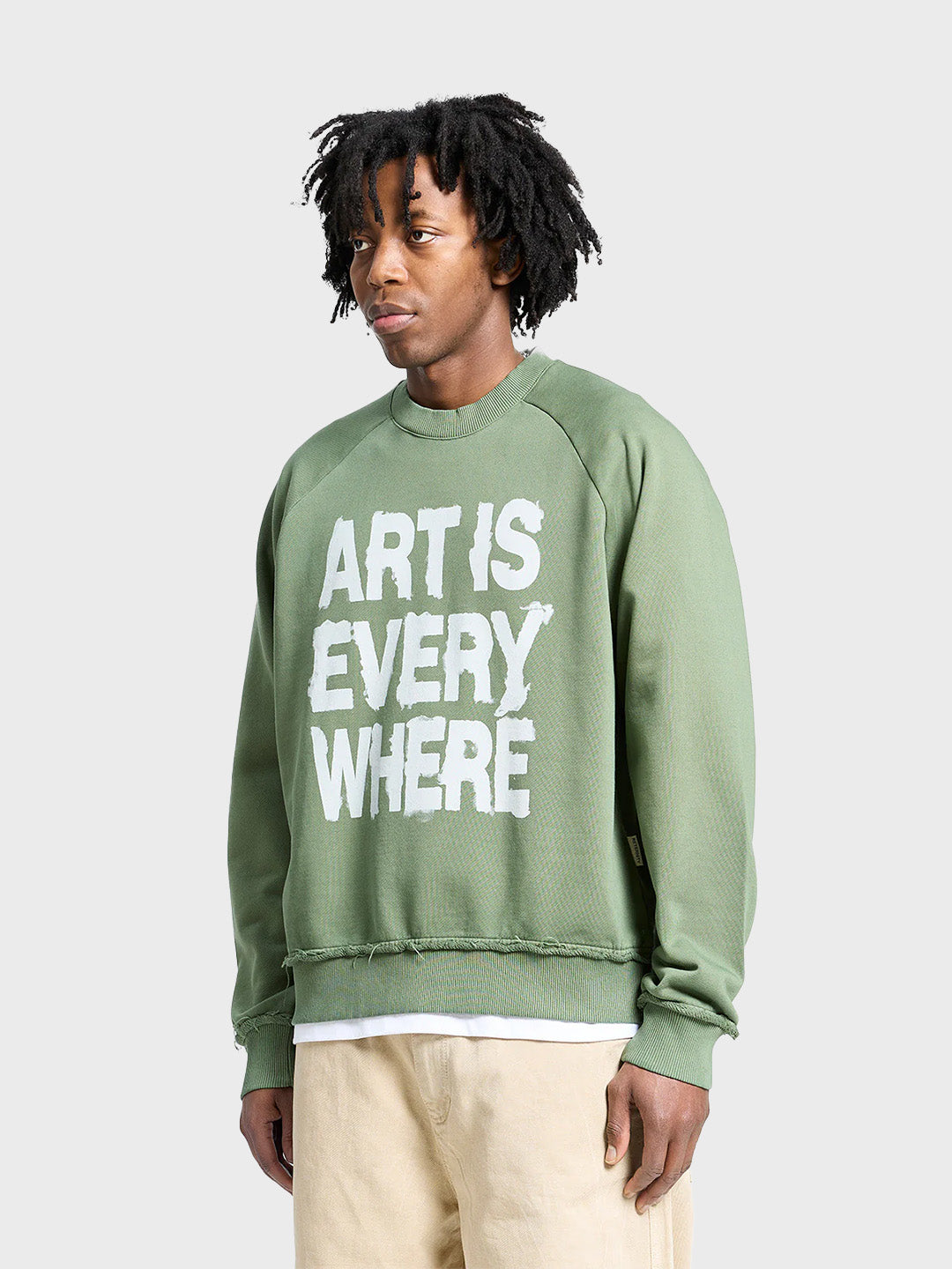 Reternity Art Is Everywhere Crewneck Green – schuin vooraanzicht van model