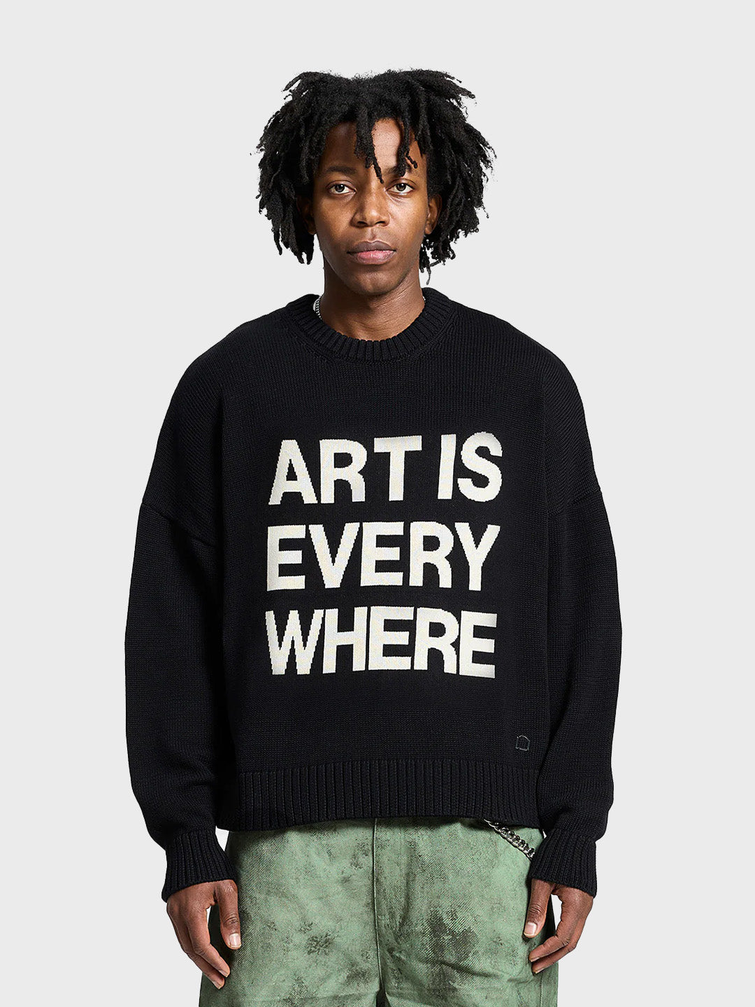 Reternity Art Is Everywhere Knitted Sweater Black – model front view met jacquardgrafiek