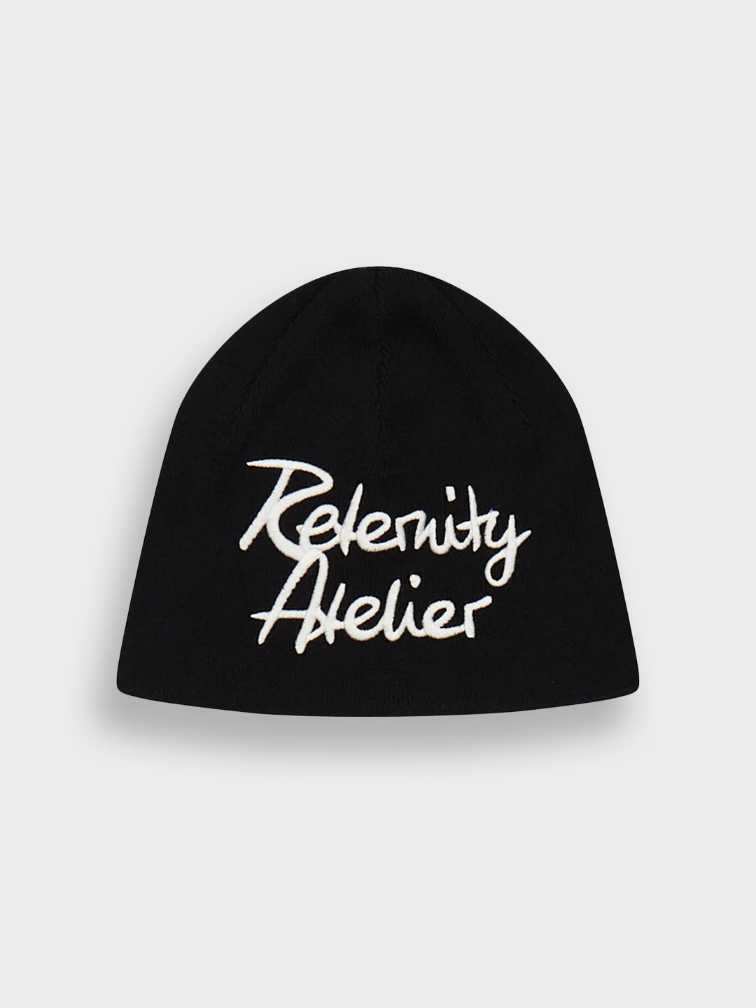 Reternity Atelier Beanie Black – packshot van vooraanzicht met borduring zichtbaar